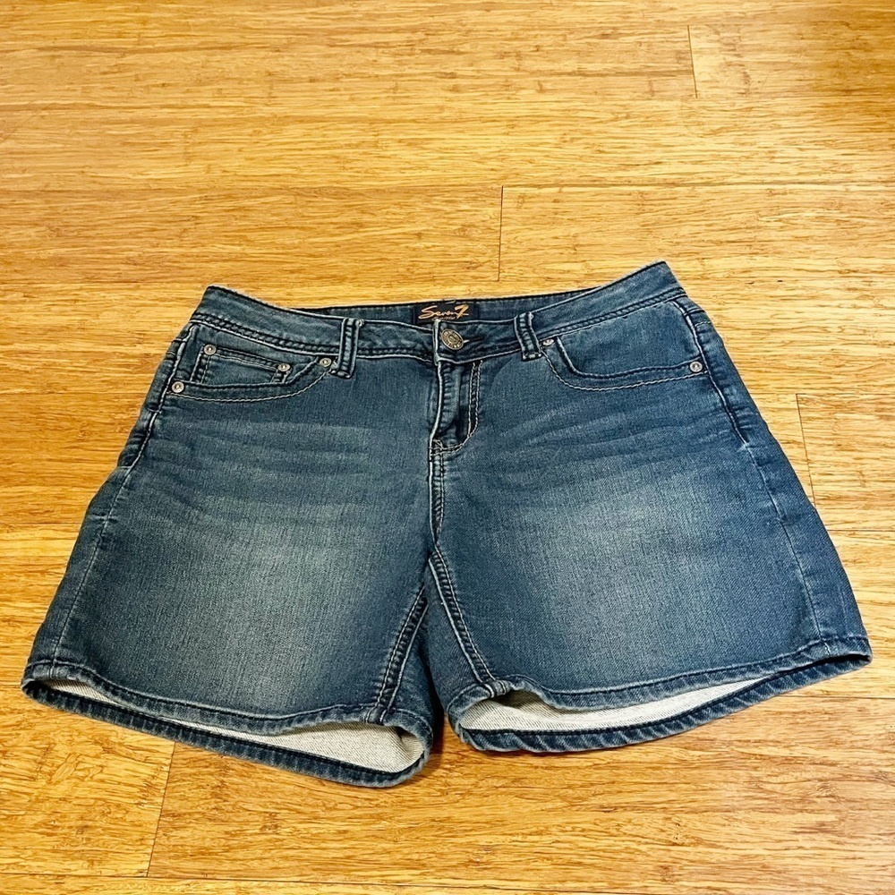 SEVEN7 medium wash mid-rise denim jean hemmed shorts. Size Women's 8